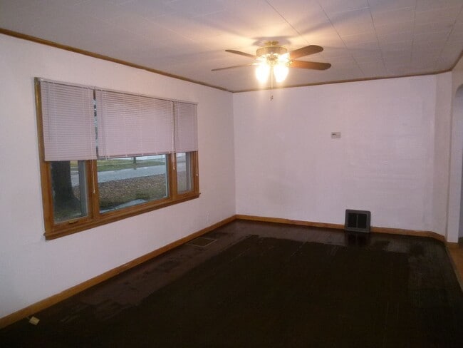 Building Photo - 3 Bedroom Home with Washer/Dryer Hook up