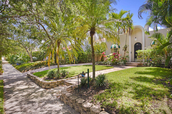 Foto del edificio - 834 Upland Rd