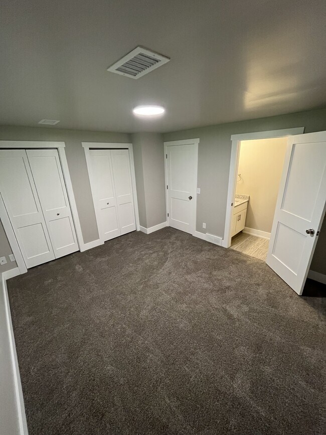 Foto del edificio - 8002 Green Meadow Ct
