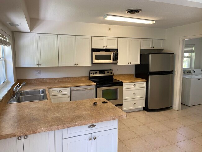 Foto del edificio - 956 Tulip Ln