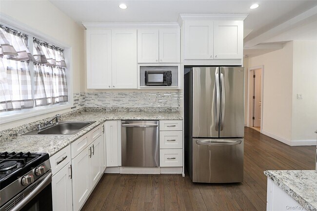 Foto del edificio - 987 Kings Pkwy