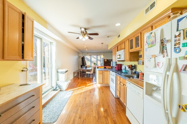 Foto del edificio - 2843 S Troy St