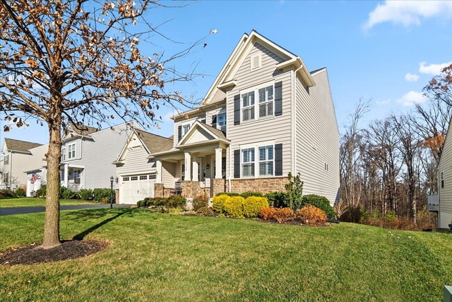 Foto del edificio - Elegant Single-Family Residence with Upscale Finishes in Amenity-Rich Community