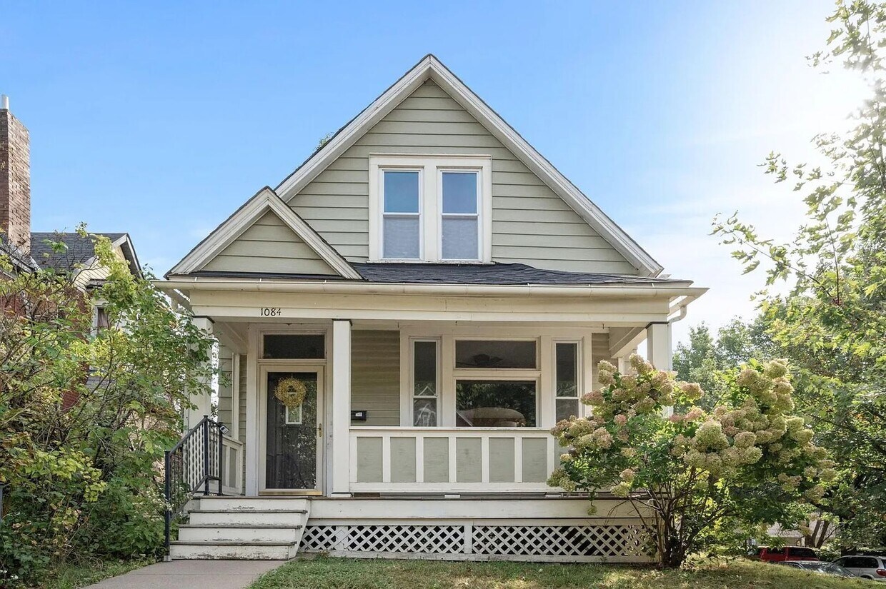 Primary Photo - Magnificent, Beautifully UPDATED, 3 Bedroo...