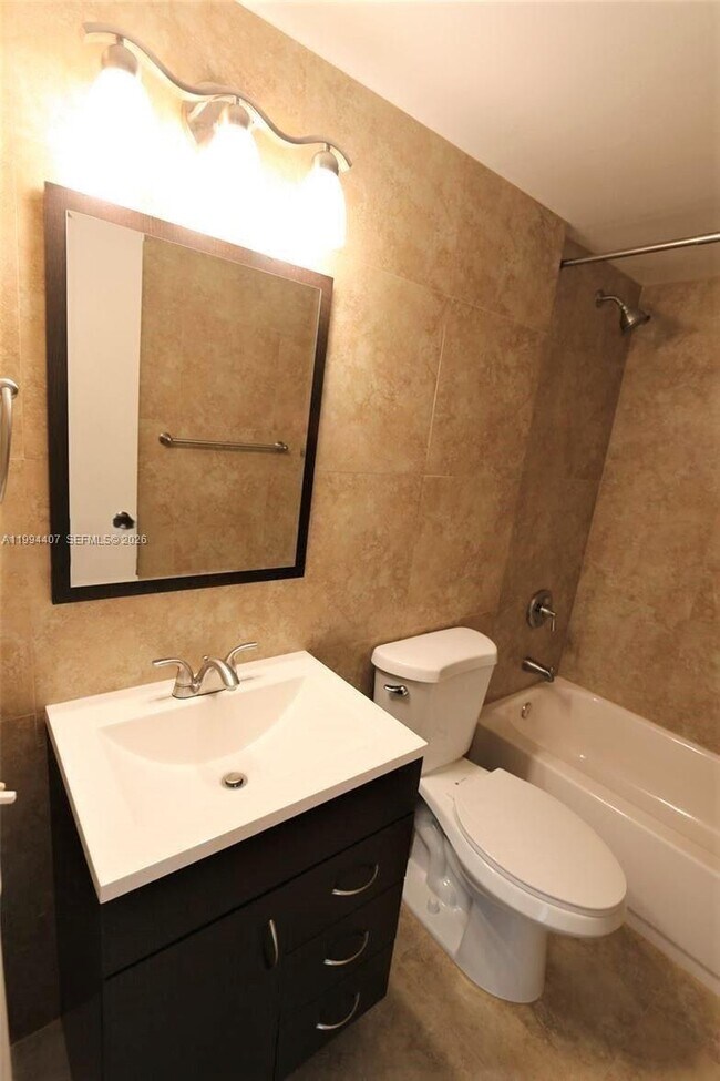 Foto del edificio - 1878 NE 46th St