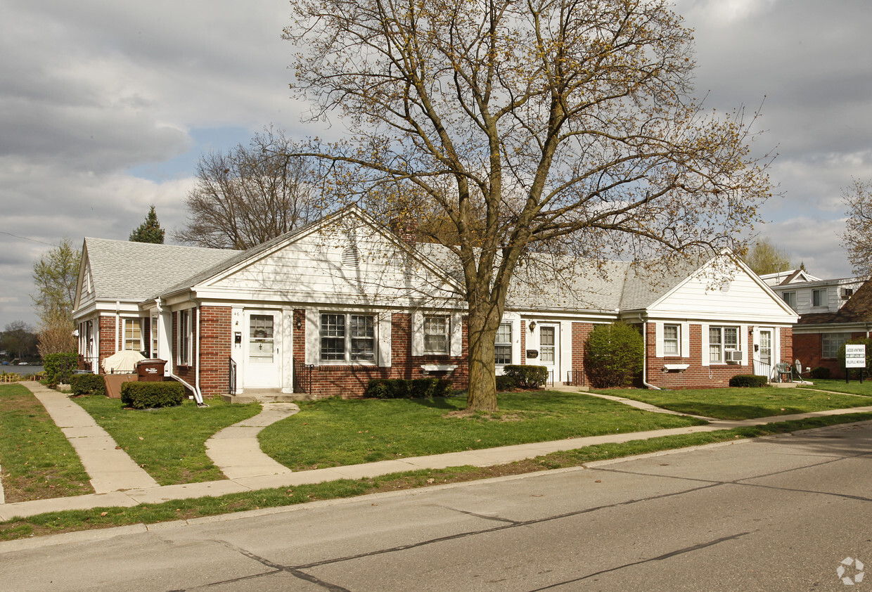 Primary Photo - Lakeside Apartments/Condominums