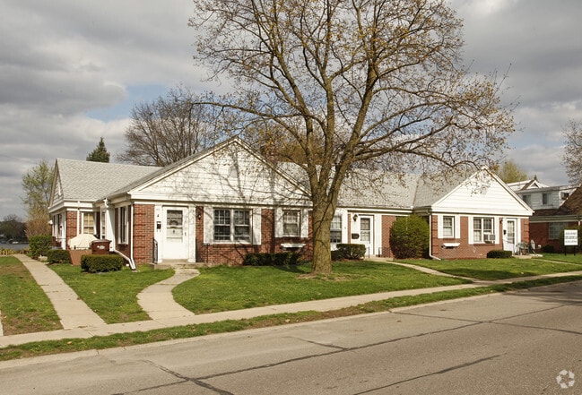 Primary Photo - Lakeside Apartments