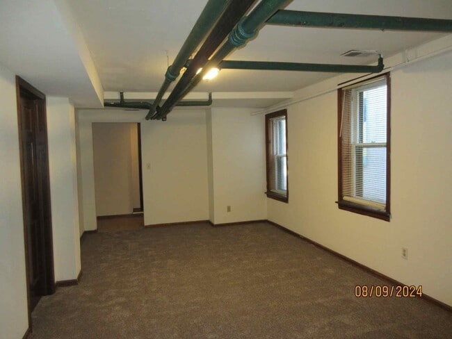 Building Photo - 819 E Center St