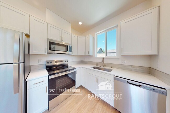 Foto del edificio - Modern 1 Bed in Trestlewood – Easy JBLM Commute!