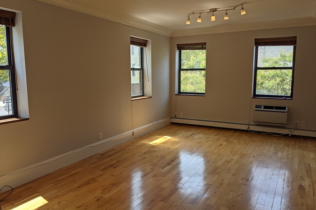 Building Photo - 34 Russell St