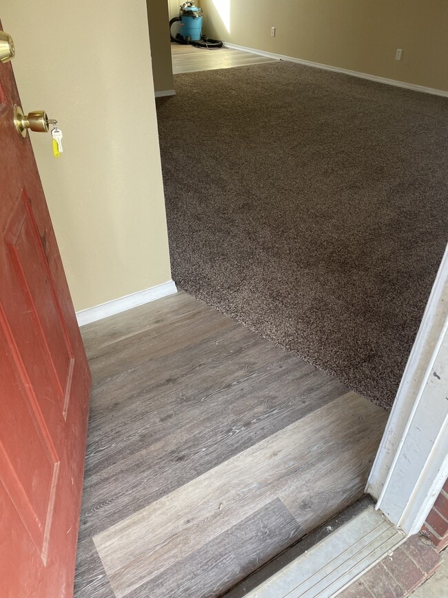 Building Photo - 609 S Mulberry St