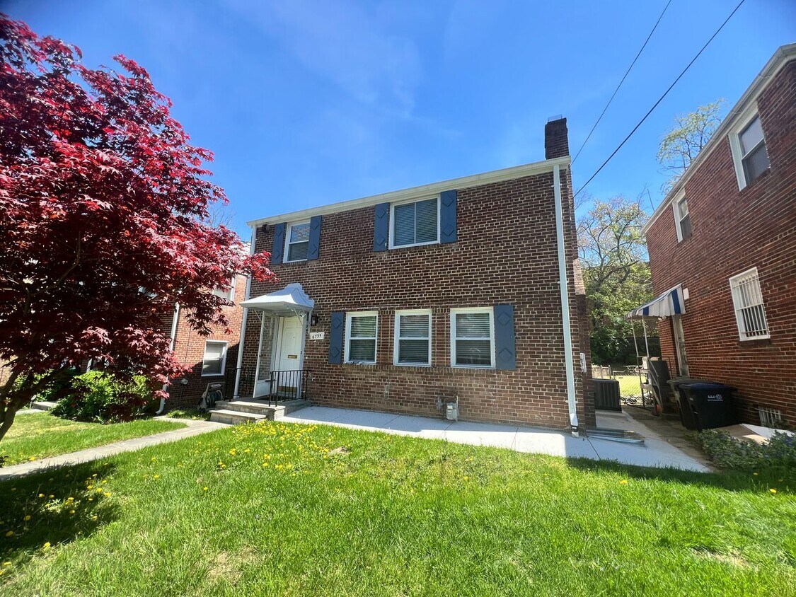 Primary Photo - Newly Renovated 5 BR/3.5 BA Single-Family ...