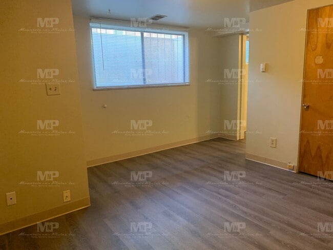 Building Photo - 638 1/2 S Meldrum St