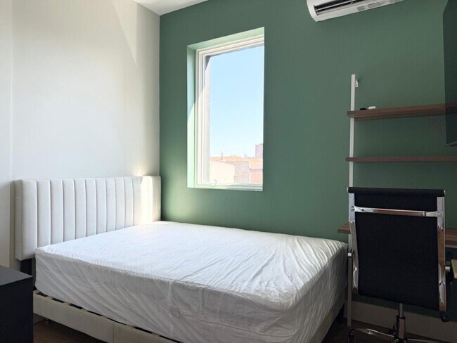 Foto del edificio - Furnished room/NOT APARTMENT