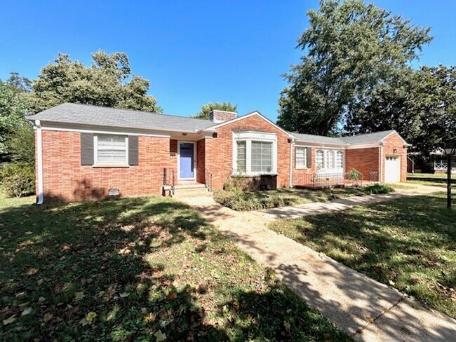 Foto del edificio - Coming Soon 10/8/25! Charming and spacious...