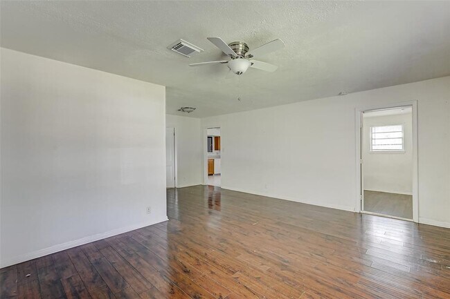 Foto del edificio - 3530 Burgundy Ln