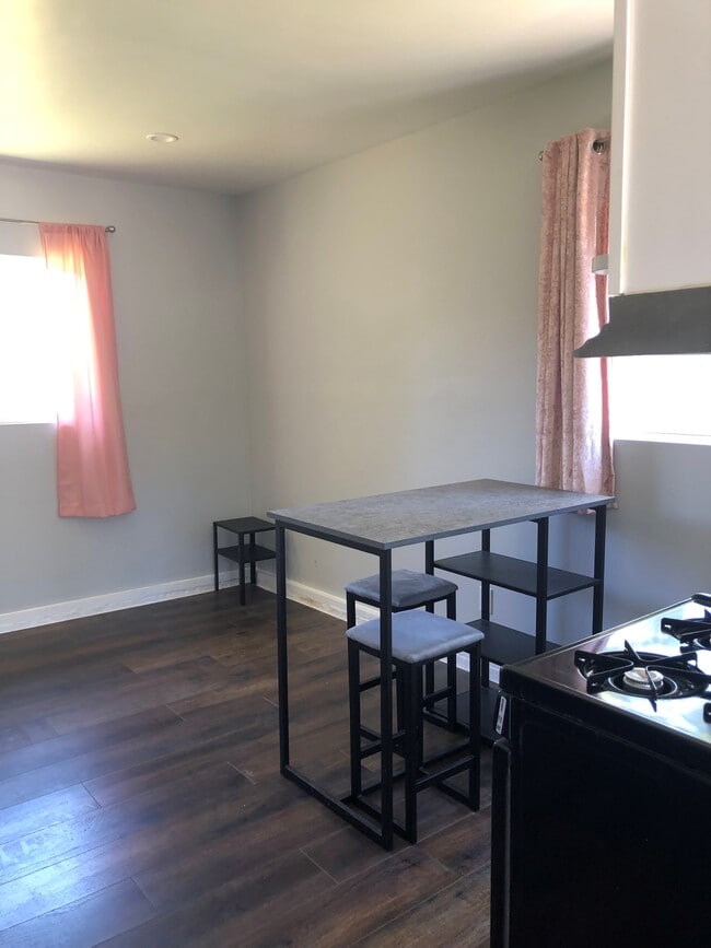 Building Photo - 1020 El Mirador Ave