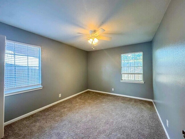 Building Photo - 1010 N Meadows Dr