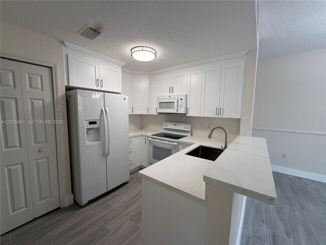 Foto del edificio - 6202 NW 112th Pl