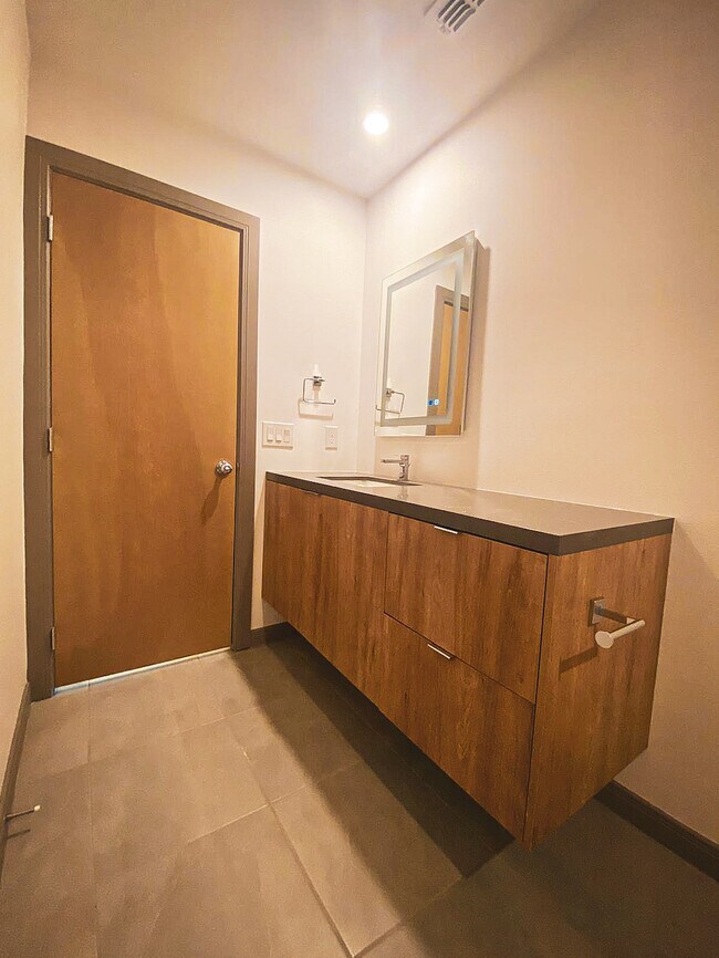 Foto del edificio - 1308 E Iris Ave