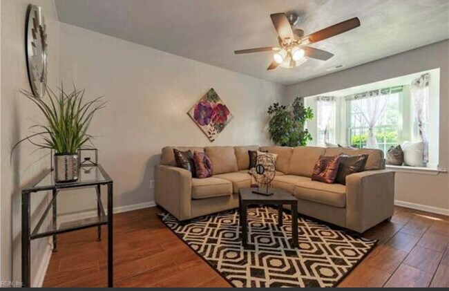 SALA DE ESTAR - 2706 Conrad Ave