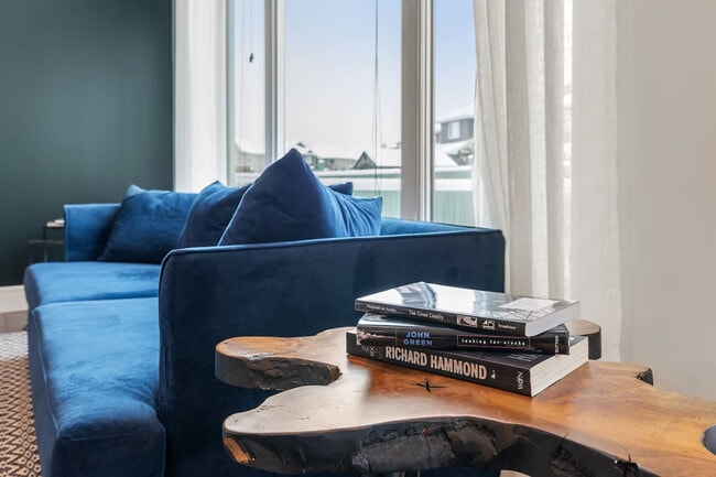 Building Photo - 1607-1165 165 St SW