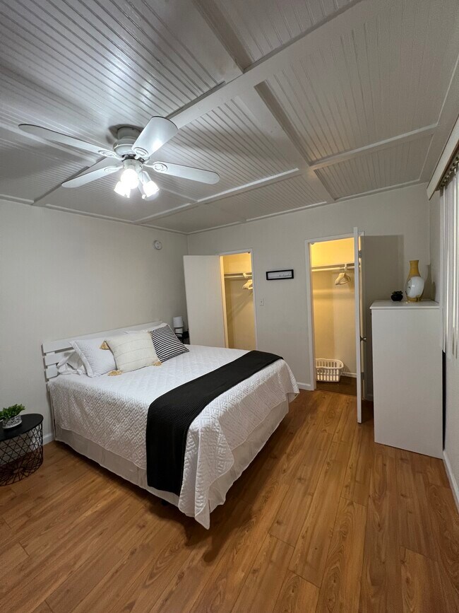 Cama tamaño queen con mucho espacio - Royal Alfred 726 N. Alfred