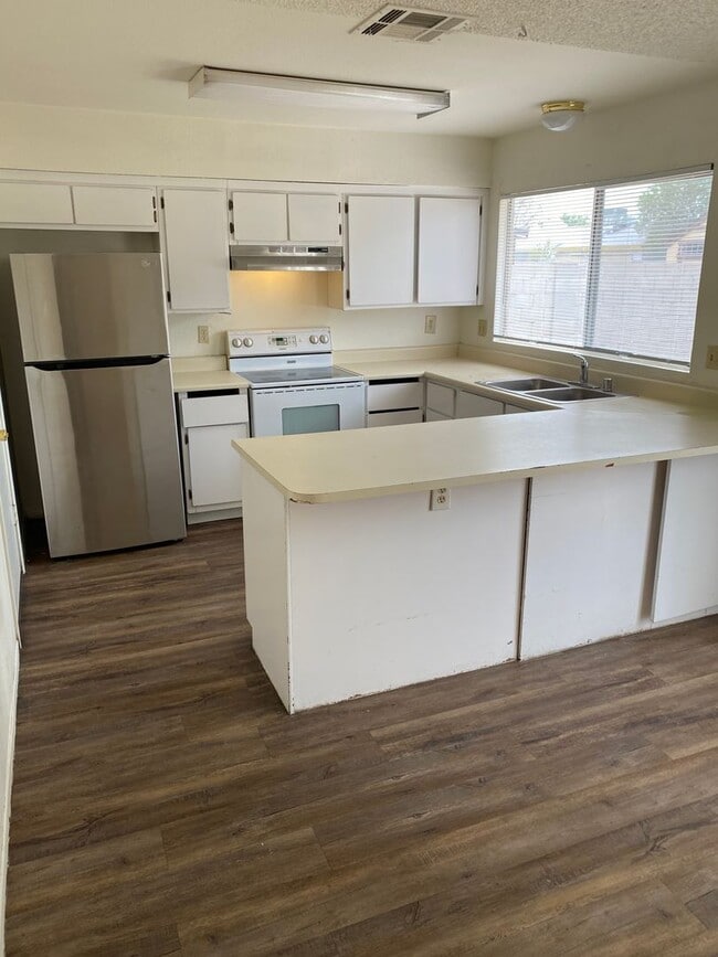 Building Photo - 5233 W Altadena Ave