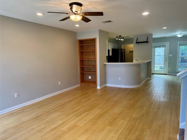 Foto del edificio - 6900 E Riverside Dr