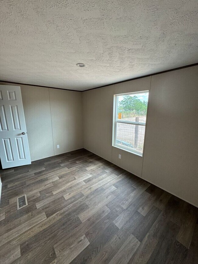 Foto del edificio - 5800 E Hermans Rd