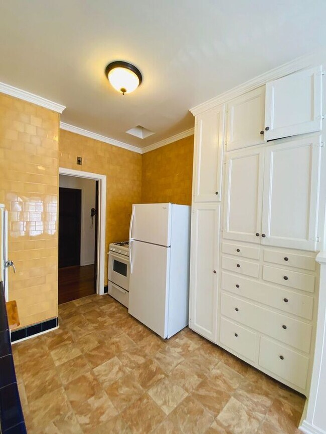 Building Photo - HUGE Miracle Mile Apt with Original Charm