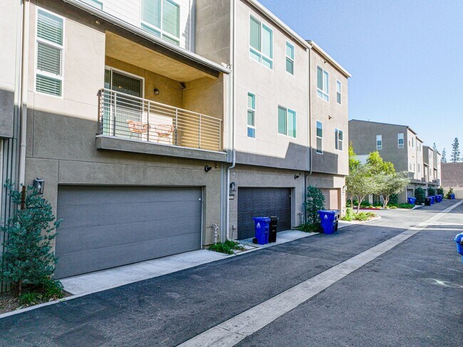 Building Photo - Newly Constructed Townhouse: Spacious Livi...