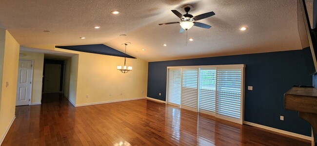 Building Photo - Spacious rental in desirable neighborhood ...