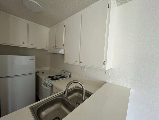 Foto del edificio - 9010 Tobias Ave