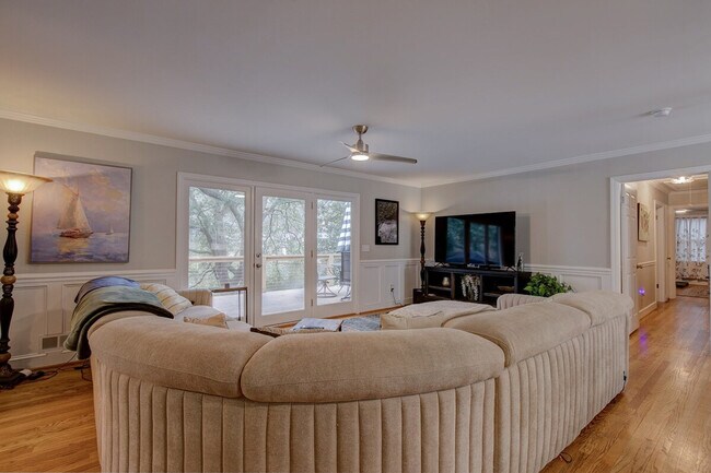 Foto del edificio - 3148 Travis Ct