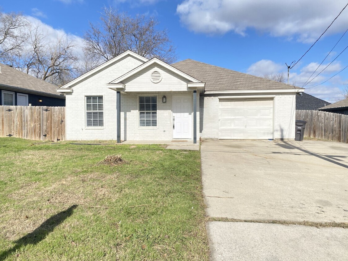 Primary Photo - Immaculate 4-bedroom, 2-bathroom home in F...