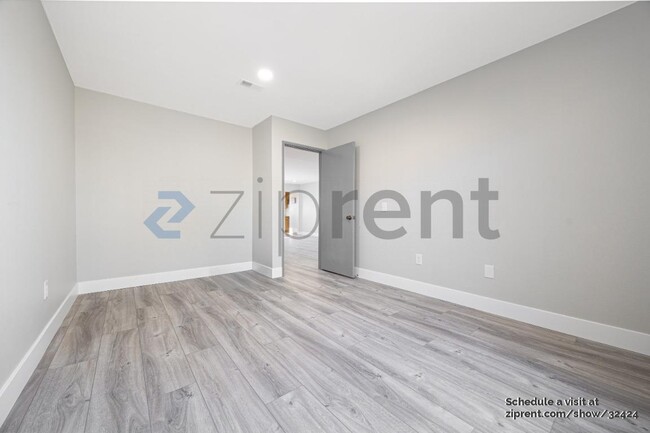 Foto del edificio - 1393 Temple Heights Dr