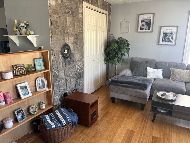 Foto del edificio - Large, updated 2 bed in a prime location i...