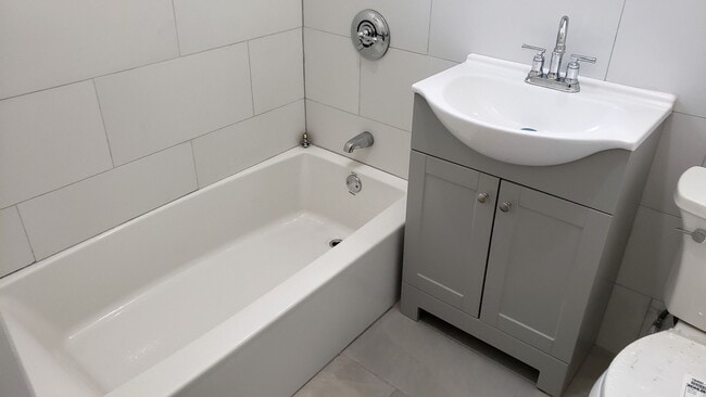 Foto del edificio - NO FEE Big Bed w 2 Full Bathrooms!  Modern...