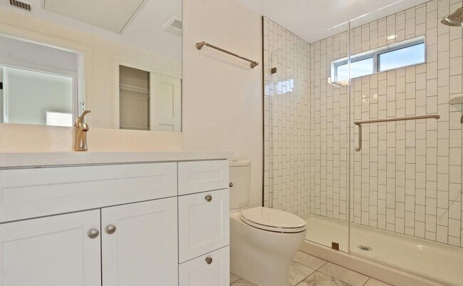 Bath - 848 N Sycamore Ave