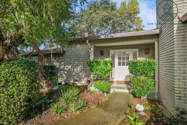 Foto del edificio - Spacious Three Bedroom Home in Country Club Area of Pebble Beach