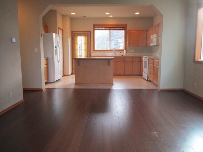 Foto del edificio - Stylish 3-Bedroom Townhouse in Fircrest Co...