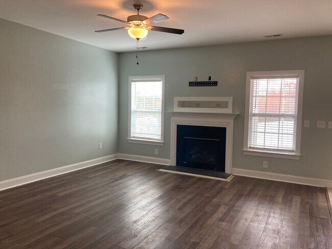 Foto del edificio - Immaculate 5 Bedrooms, 3.5 Bath Home Located Minutes from Shopping- Easy Commute to Sanford, Ft. ...