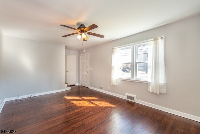 Building Photo - 484 Broughton Ave