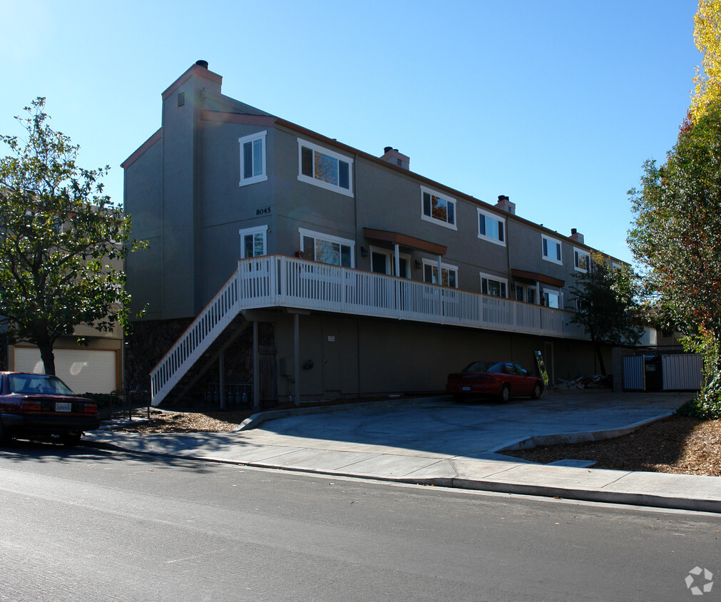 Foto del edificio - 8045 Beverly Dr