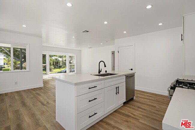 Foto del edificio - 4723 Albury Ave