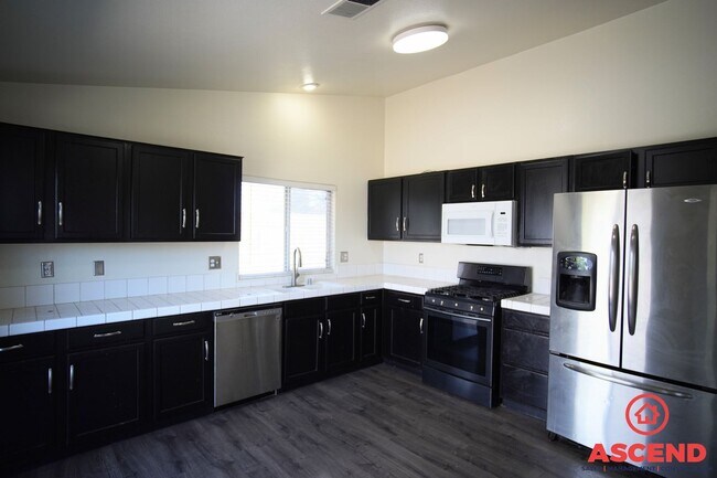 Building Photo - Charming Home Located Off of White Lane an...