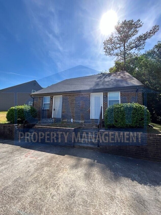 Foto principal - Centrally located two bedroom duplex!