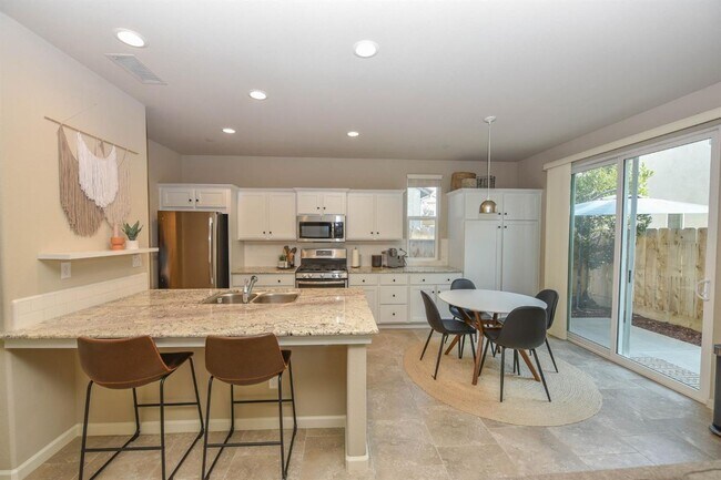Building Photo - Beautiful 3/2.5 near Clovis East