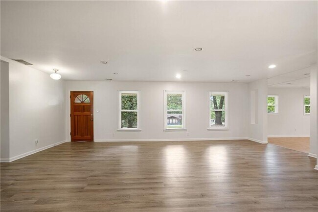 Foto del edificio - 2729 Lanier Dr